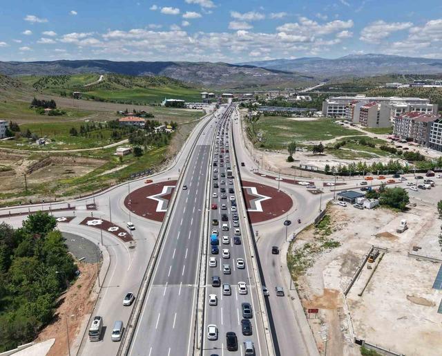 Tatilciler d&ouml;n&uuml;ş yolunda: 43 ilin bağlantı noktasında trafik yoğunluğu arttı 6