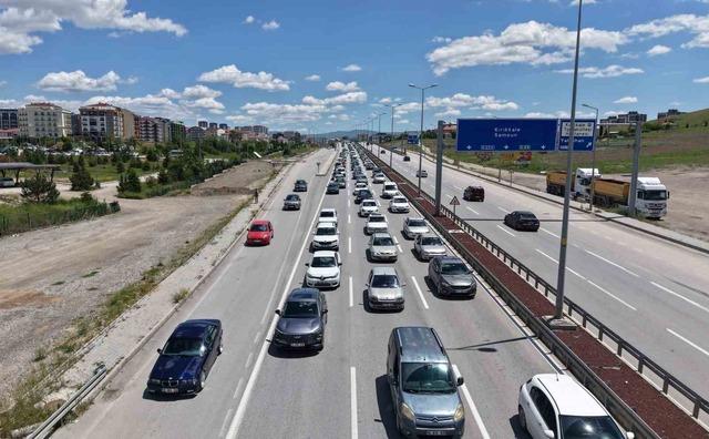 Tatilciler d&ouml;n&uuml;ş yolunda: 43 ilin bağlantı noktasında trafik yoğunluğu arttı 5