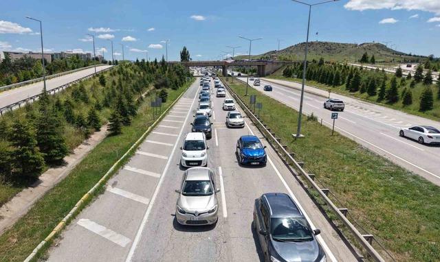 Tatilciler d&ouml;n&uuml;ş yolunda: 43 ilin bağlantı noktasında trafik yoğunluğu arttı 4
