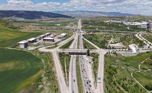 Tatilciler d&ouml;n&uuml;ş yolunda: 43 ilin bağlantı noktasında trafik yoğunluğu arttı 3