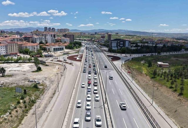 Tatilciler d&ouml;n&uuml;ş yolunda: 43 ilin bağlantı noktasında trafik yoğunluğu arttı 2