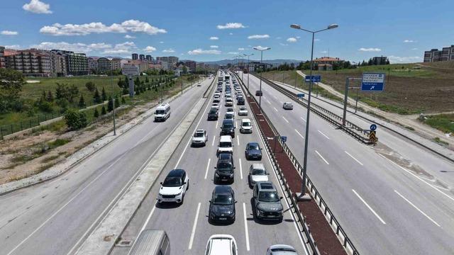 Tatilciler dönüş yolunda: 43 ilin bağlantı noktasında trafik yoğunluğu arttı