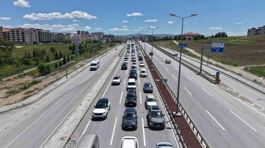 Tatilciler d&ouml;n&uuml;ş yolunda: 43 ilin bağlantı noktasında trafik yoğunluğu arttı