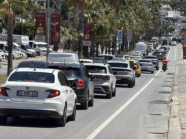 D&ouml;n&uuml;ş başladı: 12 saatte 10 bin ara&ccedil; &ccedil;ıkış yaptı