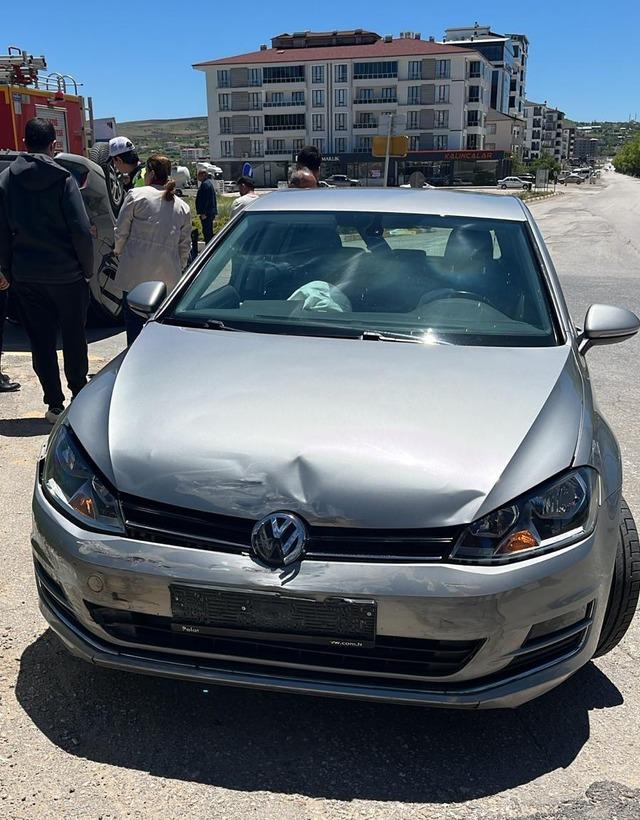 Elazığ&rsquo;da kaza yapan otomobil ters d&ouml;nd&uuml;: 2 yaralı 1