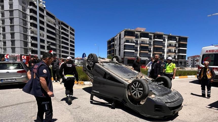 Elazığ&rsquo;da kaza yapan otomobil ters d&ouml;nd&uuml;: 2 yaralı
