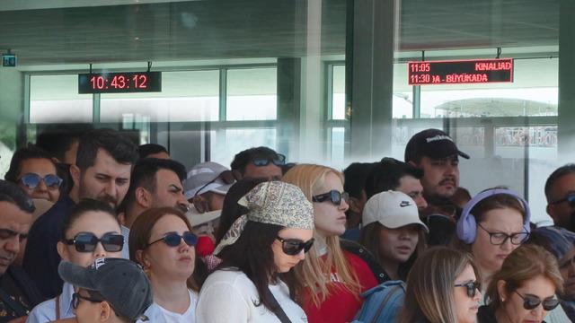12 bin kişi akın etti: Yoğunluk var, uzun kuyruklar oldu