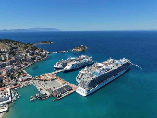 Kuşadası&rsquo;na 4 kruvaziyer ile 9 bin turist geldi 3