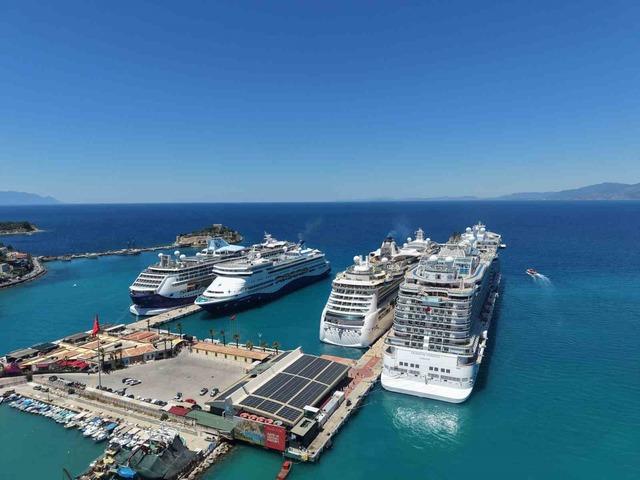 Kuşadası&rsquo;na 4 kruvaziyer ile 9 bin turist geldi 2