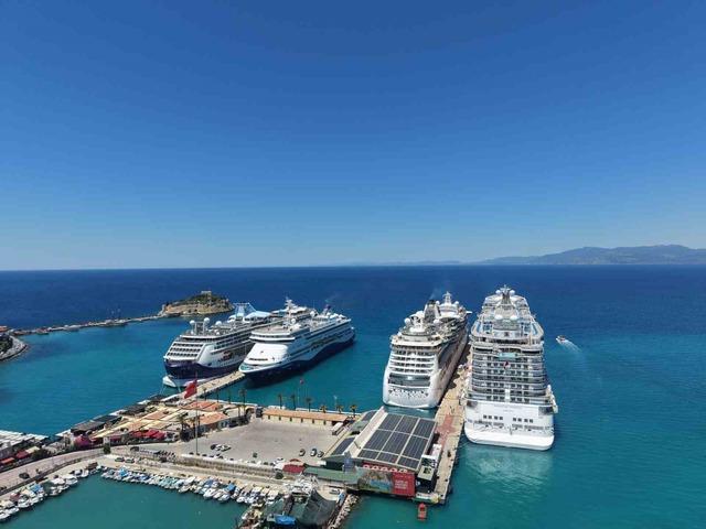 Kuşadası&rsquo;na 4 kruvaziyer ile 9 bin turist geldi 1