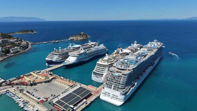 Kuşadası’na 4 kruvaziyer ile 9 bin turist geldi