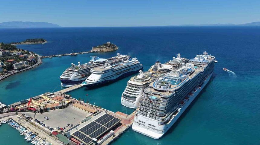 Kuşadası&rsquo;na 4 kruvaziyer ile 9 bin turist geldi