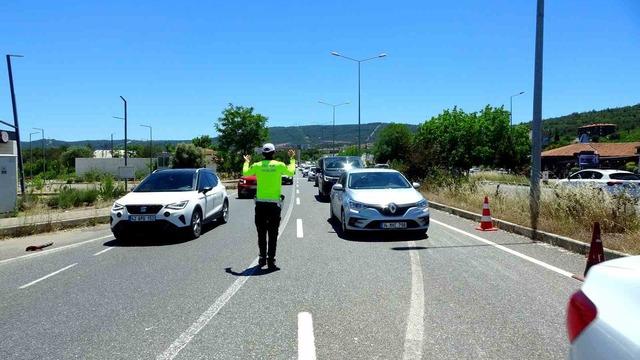 Muğla&rsquo;da tatilcilerin d&ouml;n&uuml;ş yolcuğu başladı 4