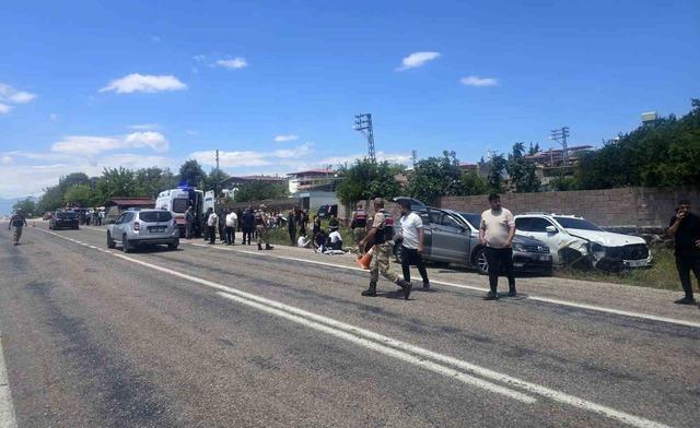 Kilis&rsquo;te pikap ile otomobil &ccedil;arpıştı: 9 yaralı 2