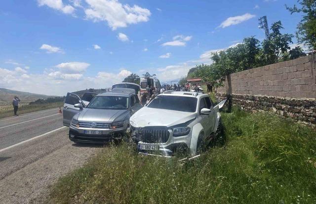 Kilis&rsquo;te pikap ile otomobil &ccedil;arpıştı: 9 yaralı 1