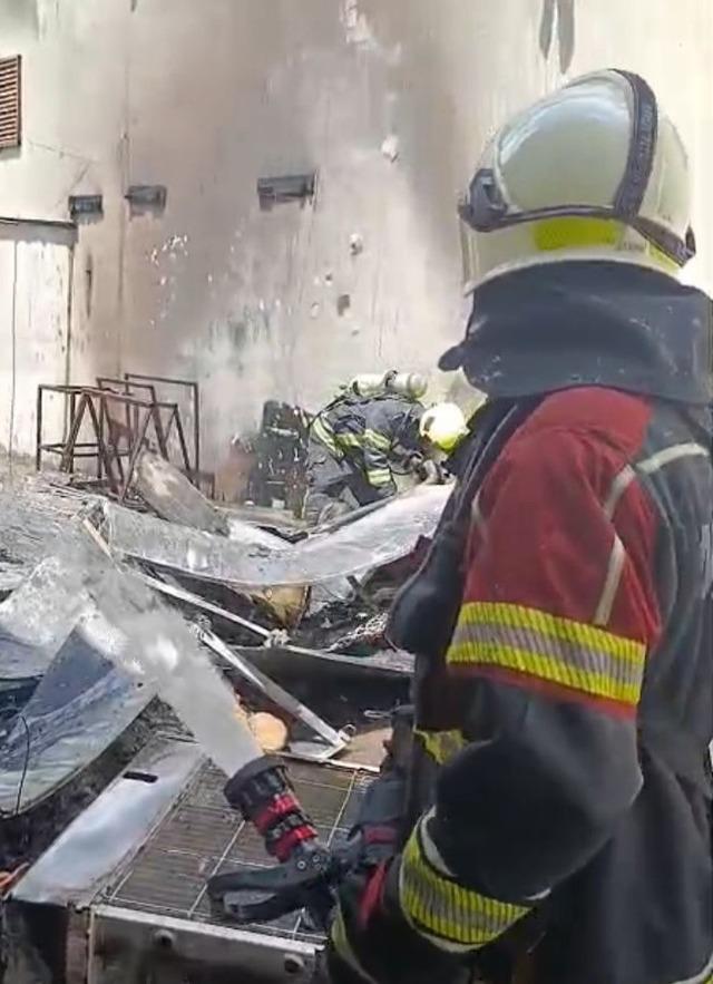 İşyerinin arkasındaki eşyalar yandı, &ccedil;evreyi kara dumanlar kapladı 4