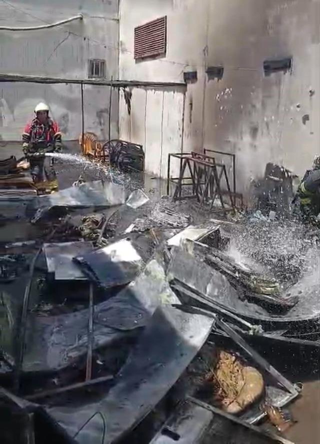 İşyerinin arkasındaki eşyalar yandı, &ccedil;evreyi kara dumanlar kapladı 3