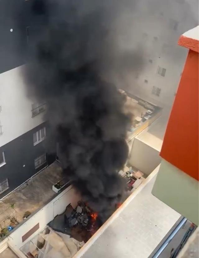 İşyerinin arkasındaki eşyalar yandı, &ccedil;evreyi kara dumanlar kapladı 1