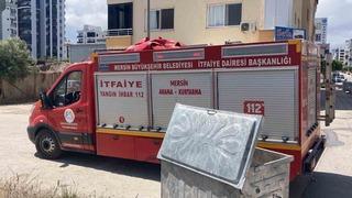 İşyerinin arkasındaki eşyalar yandı, çevreyi kara dumanlar kapladı