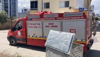İşyerinin arkasındaki eşyalar yandı, &ccedil;evreyi kara dumanlar kapladı