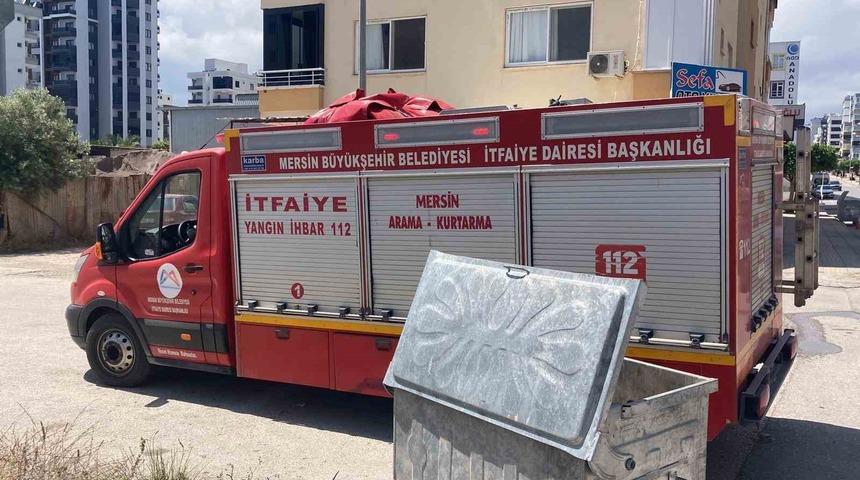 İşyerinin arkasındaki eşyalar yandı, &ccedil;evreyi kara dumanlar kapladı