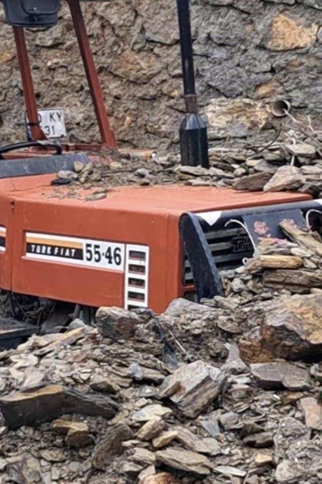 Osmaniye&rsquo;de toprak kayması: Prefabrik ev devrildi, trakt&ouml;r g&ouml;&ccedil;&uuml;k altında kaldı 3