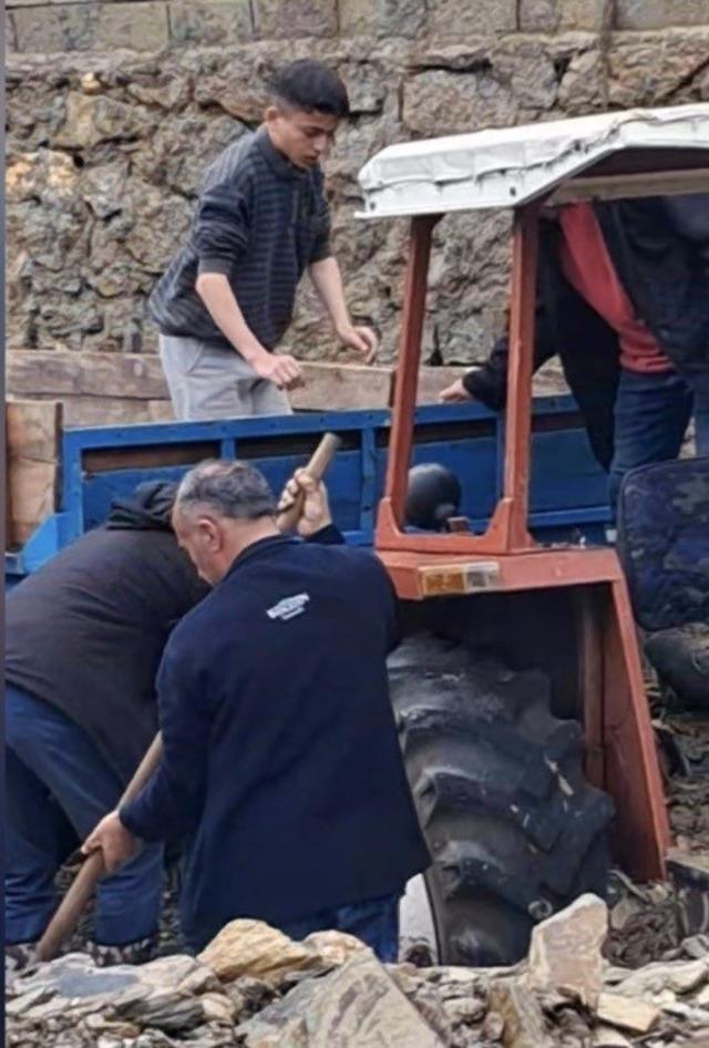 Osmaniye&rsquo;de toprak kayması: Prefabrik ev devrildi, trakt&ouml;r g&ouml;&ccedil;&uuml;k altında kaldı 2