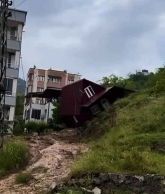 Osmaniye&rsquo;de toprak kayması: Prefabrik ev devrildi, trakt&ouml;r g&ouml;&ccedil;&uuml;k altında kaldı 1
