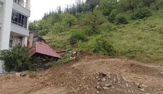 Osmaniye&rsquo;de toprak kayması: Prefabrik ev devrildi, trakt&ouml;r g&ouml;&ccedil;&uuml;k altında kaldı