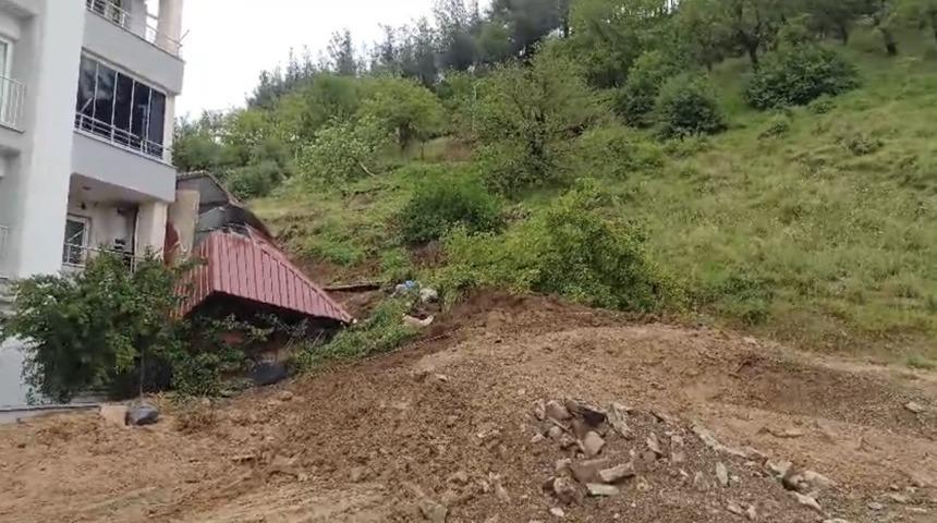Osmaniye&rsquo;de toprak kayması: Prefabrik ev devrildi, trakt&ouml;r g&ouml;&ccedil;&uuml;k altında kaldı