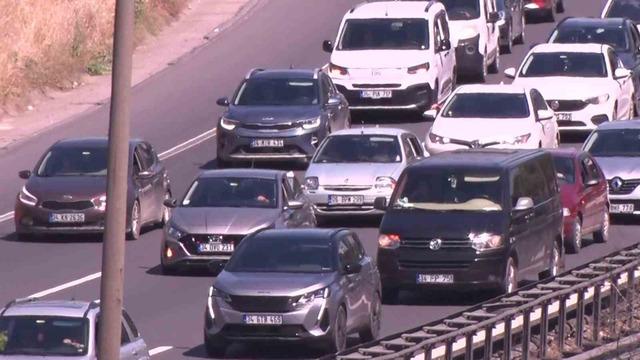 Kocaeli TEM Otoyolu&rsquo;nda kilometrelerce ara&ccedil; kuyruğu oluştu 4
