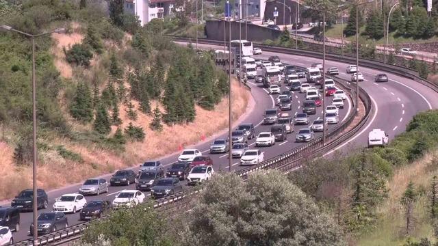 Kocaeli TEM Otoyolu&rsquo;nda kilometrelerce ara&ccedil; kuyruğu oluştu 3