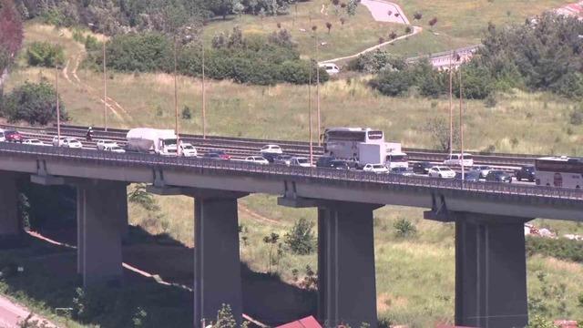 Kocaeli TEM Otoyolu&rsquo;nda kilometrelerce ara&ccedil; kuyruğu oluştu 2