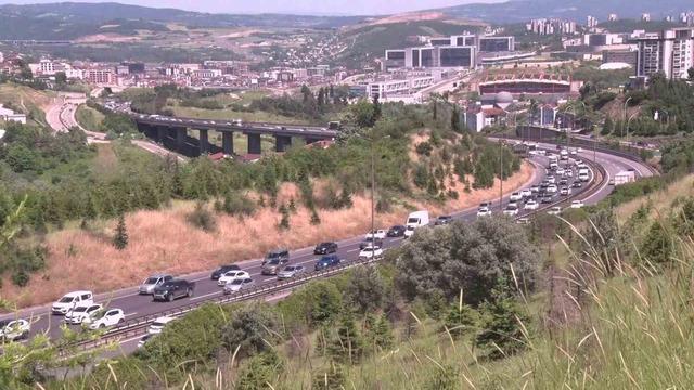 Kocaeli TEM Otoyolu&rsquo;nda kilometrelerce ara&ccedil; kuyruğu oluştu 1