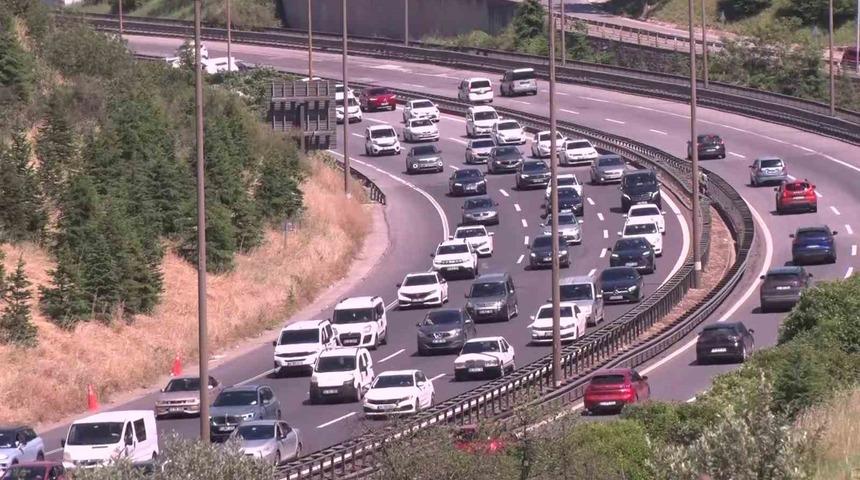 Kocaeli TEM Otoyolu&rsquo;nda kilometrelerce ara&ccedil; kuyruğu oluştu