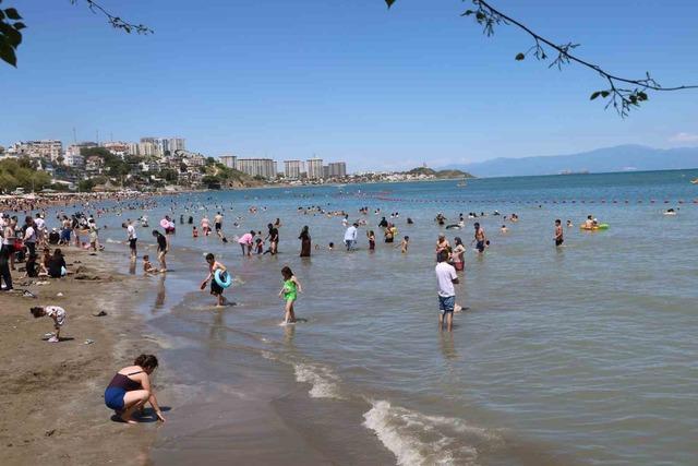 Adana&rsquo;da bayramın son g&uuml;n&uuml;nde Yumurtalık sahili doldu taştı 4