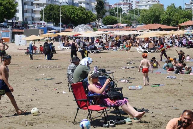 Adana&rsquo;da bayramın son g&uuml;n&uuml;nde Yumurtalık sahili doldu taştı 3