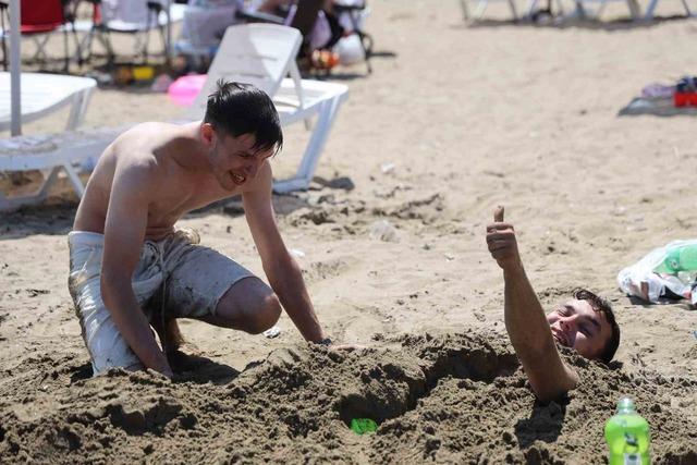 Adana&rsquo;da bayramın son g&uuml;n&uuml;nde Yumurtalık sahili doldu taştı 2
