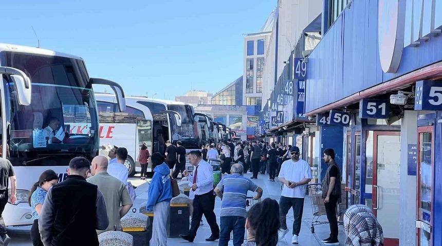 Bayram tatili d&ouml;n&uuml;şleri başladı: 15 Temmuz Demokrasi Otogarı&rsquo;nda yoğunluk yaşandı