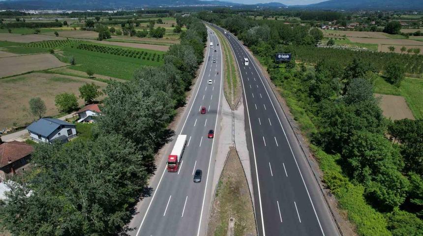Anadolu Otoyolu Sakarya ge&ccedil;işinde trafik havadan g&ouml;r&uuml;nt&uuml;lendi