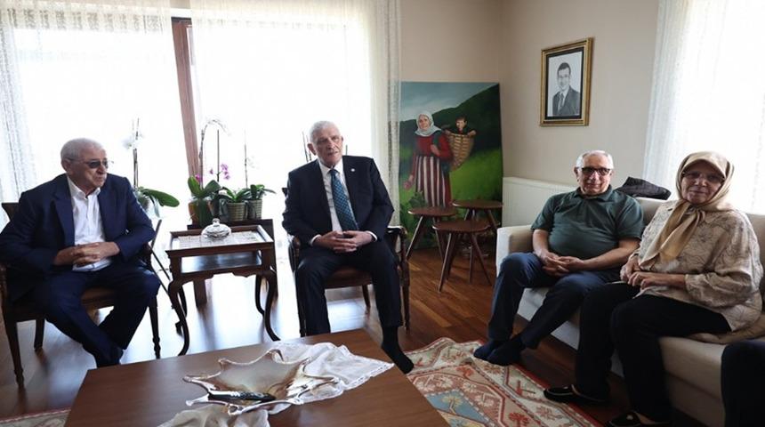 Dervişoğlu, Ekrem İmamoğlu&rsquo;nun anne ve babasını ziyaret etti