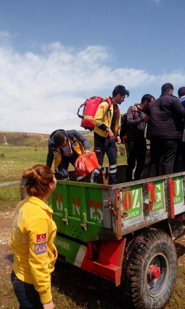 Ambulans gidemedi, sağlık ekipleri traktörle köylüleri taşıdı