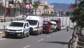 İzmir'de acı olay!  Bariyerlere &ccedil;arpan motosikletin s&uuml;r&uuml;c&uuml;s&uuml; &ouml;ld&uuml;