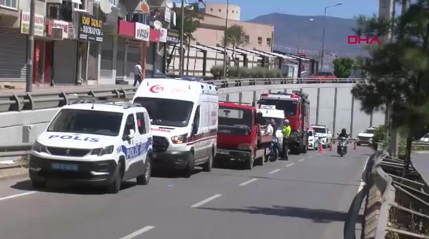 İzmir'de acı olay!  Bariyerlere &ccedil;arpan motosikletin s&uuml;r&uuml;c&uuml;s&uuml; &ouml;ld&uuml;