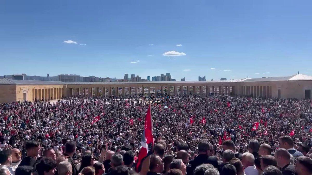 Özgür Özel yürüyüş başlatmıştı! Vatandaşlar Anıtkabir i doldurdu 1