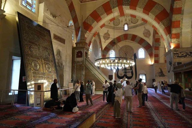 Bayramda Edirne’ye akın ettiler: Kabe taşı ve örtüsü yoğun ilgi gördü 6