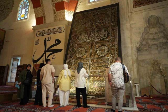 Bayramda Edirne’ye akın ettiler: Kabe taşı ve örtüsü yoğun ilgi gördü 5