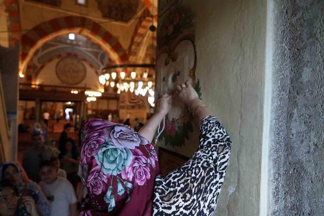 Bayramda Edirne’ye akın ettiler: Kabe taşı ve örtüsü yoğun ilgi gördü 4