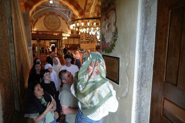 Bayramda Edirne’ye akın ettiler: Kabe taşı ve örtüsü yoğun ilgi gördü 3