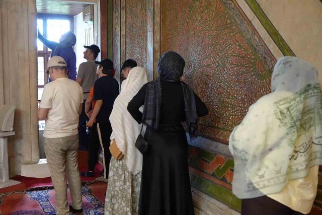 Bayramda Edirne’ye akın ettiler: Kabe taşı ve örtüsü yoğun ilgi gördü 2